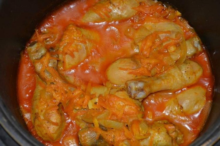 Muslos de pollo con verduras en sartén