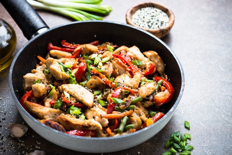 Pollo con verduras y champiñones en sartén