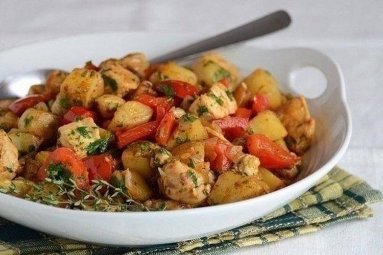 Pollo con patatas y verduras en sartén