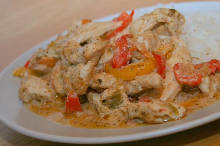 Pollo con verduras en crema agria en sartén