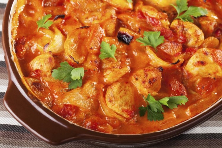 Pollo con verduras en tomate en sartén
