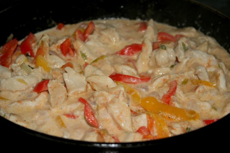 Pollo con verduras en nata en sartén