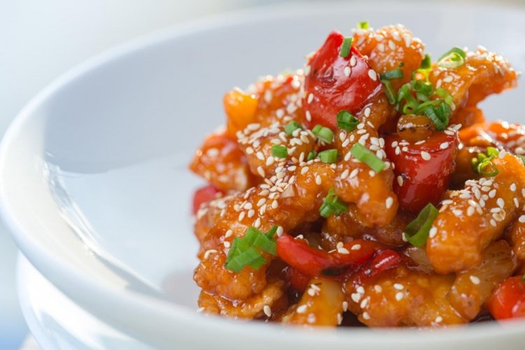 Pollo con verduras en salsa agridulce en sartén