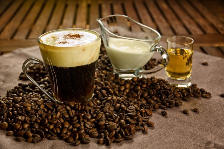 Café irlandés con nuez moscada