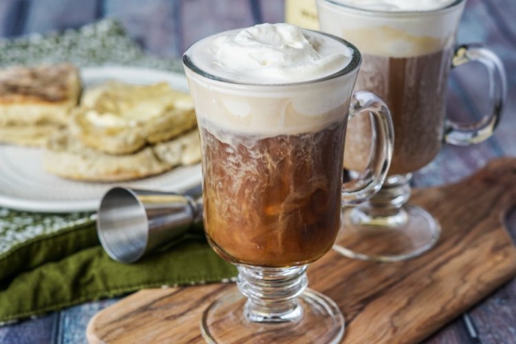 Café irlandés con jarabe de azúcar