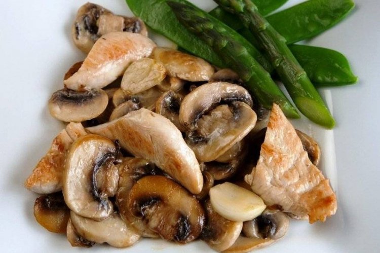 Pechuga de pollo con champiñones en sartén