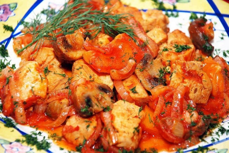 Pollo con champiñones y verduras en sartén