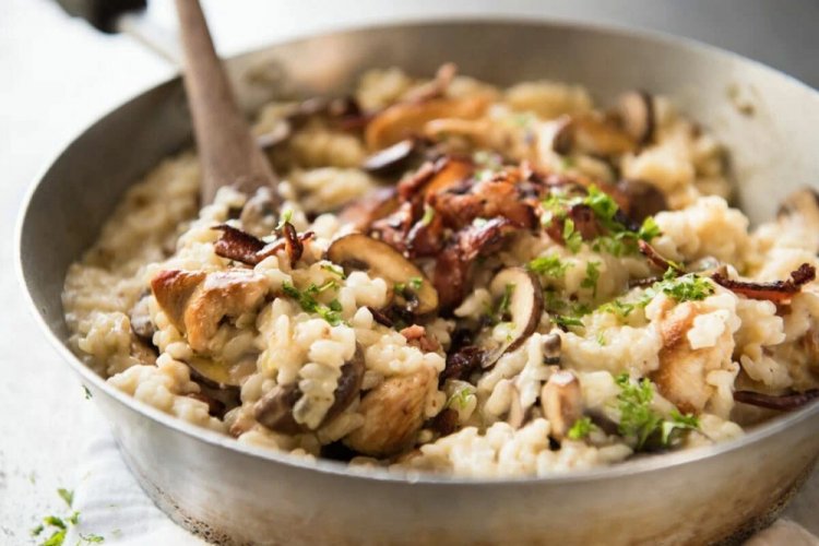 Pollo con champiñones y arroz en sartén