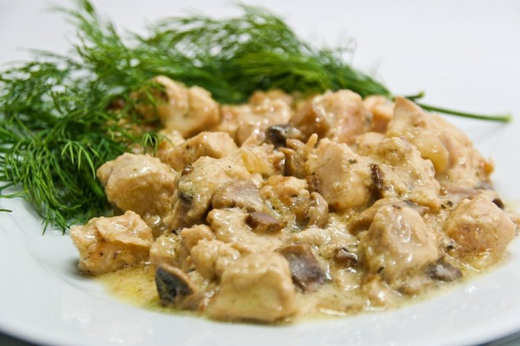 Pollo con champiñones secos en sartén