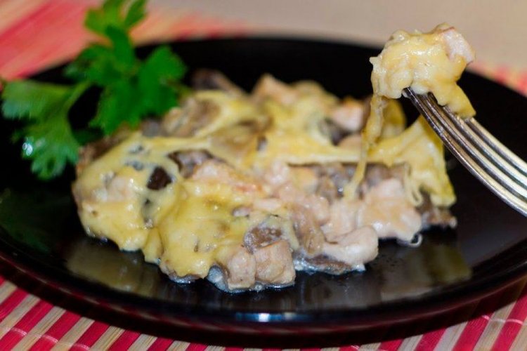 Julienne de pollo con champiñones en sartén