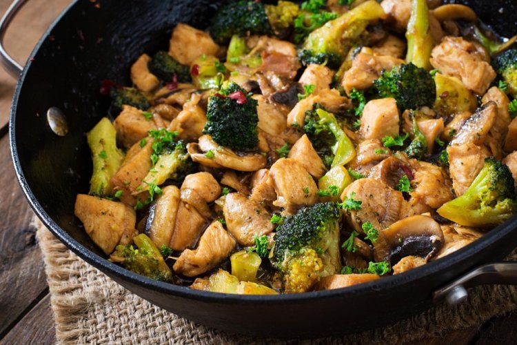 Pollo con champiñones y brócoli en sartén