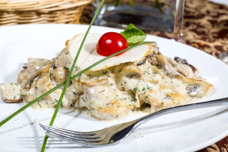 Pollo con champiñones en crema agria en sartén
