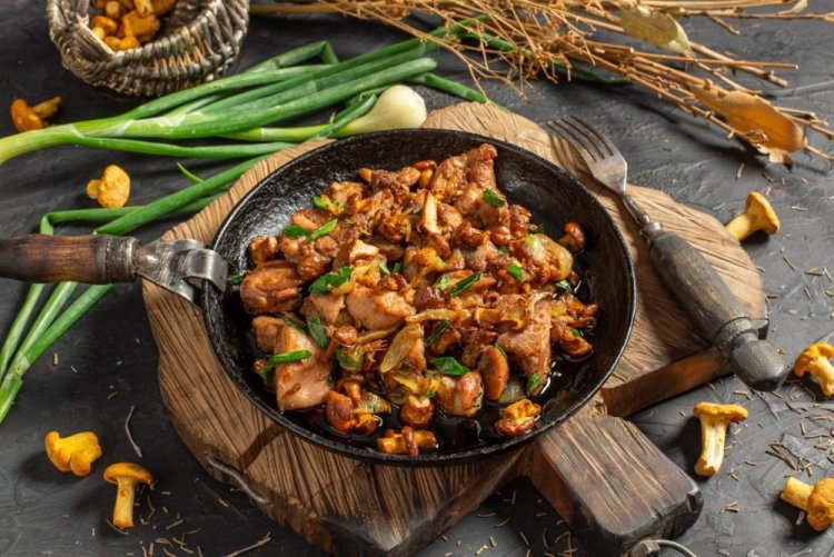 Pollo con rebozuelos en sartén