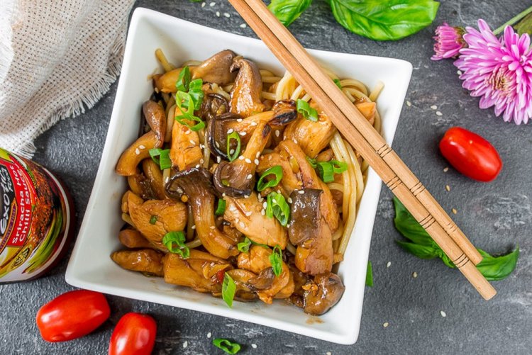 Pollo con setas ostra en salsa agridulce en sartén