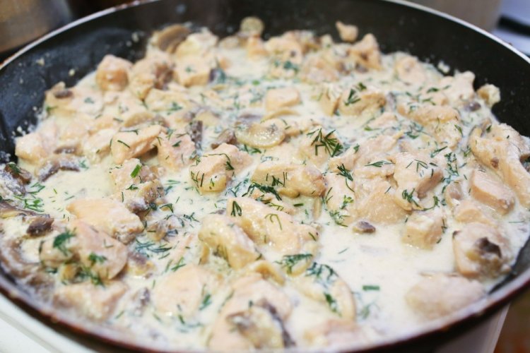 Pollo con champiñones en nata en sartén