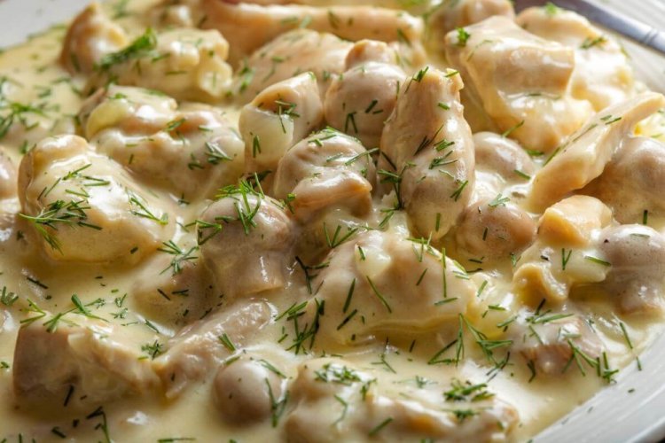 Pollo con champiñones y queso en sartén