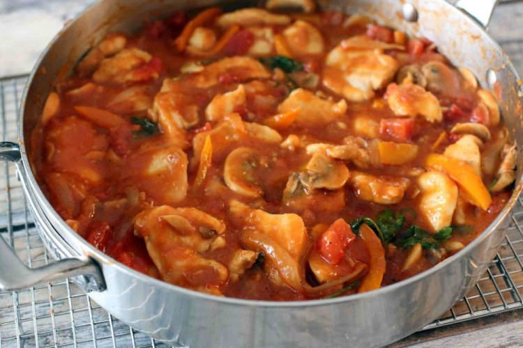 Pollo con champiñones en tomate en sartén