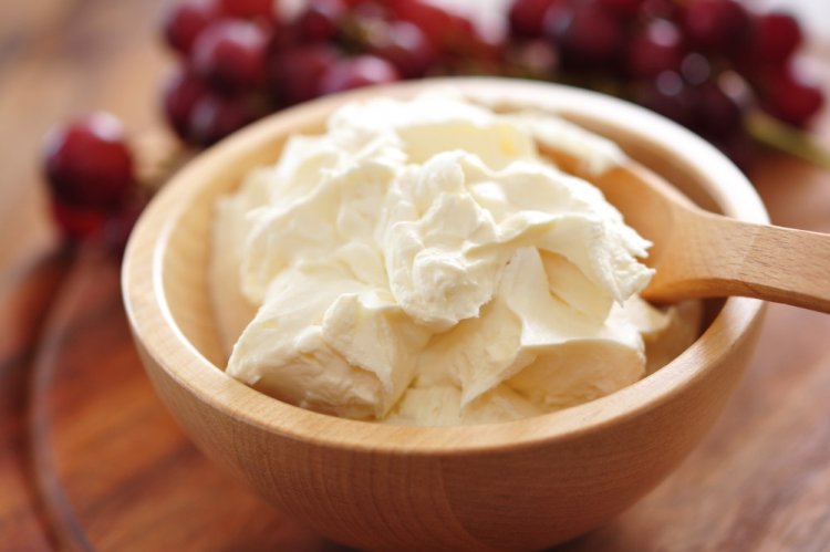 Ricotta and Sour Cream Frosting for Cake