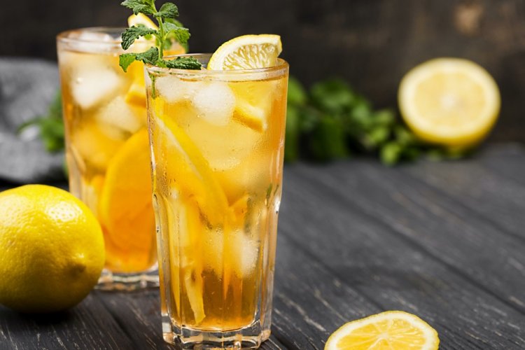 Té negro frío con limón