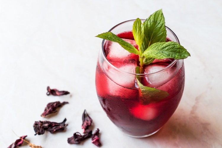 Té frío de hibisco con grosella