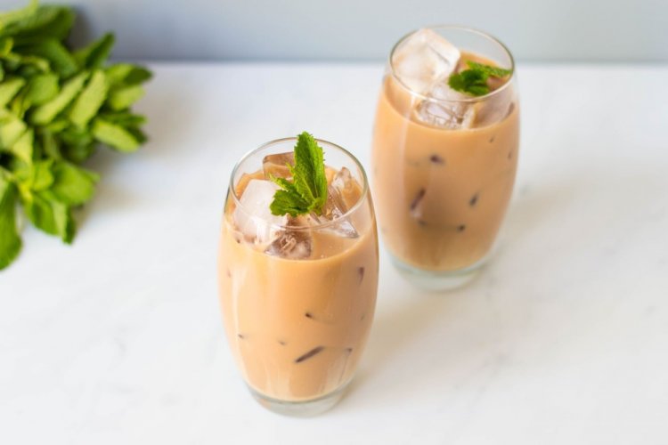 Té frío de menta con leche