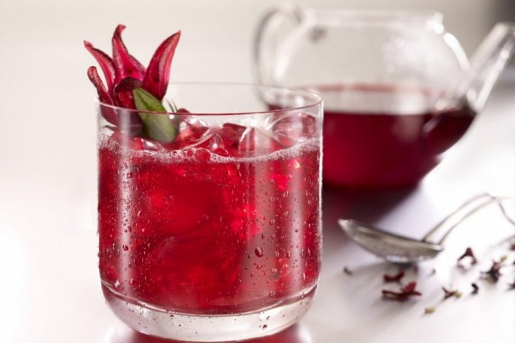 Té frío de hibisco con zumo de manzana