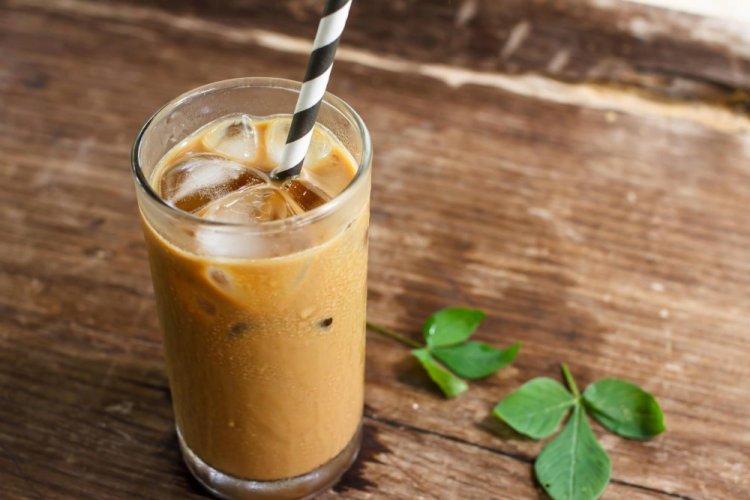 Té frío con leche