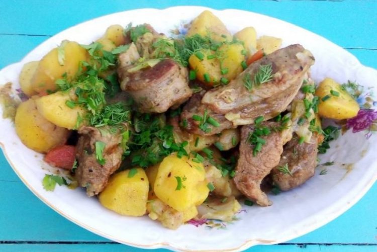 Patatas con cordero en un caldero a la lumbre