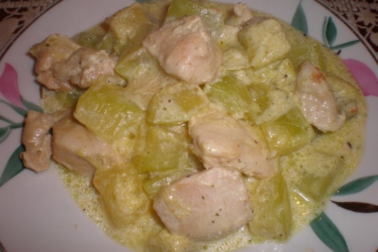 Pollo con calabacines en crema agria