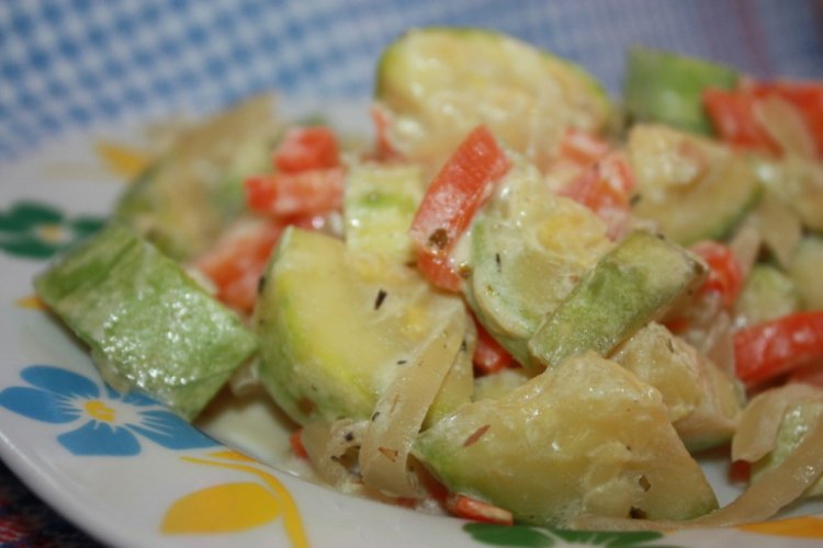 Calabacines con verduras en crema agria