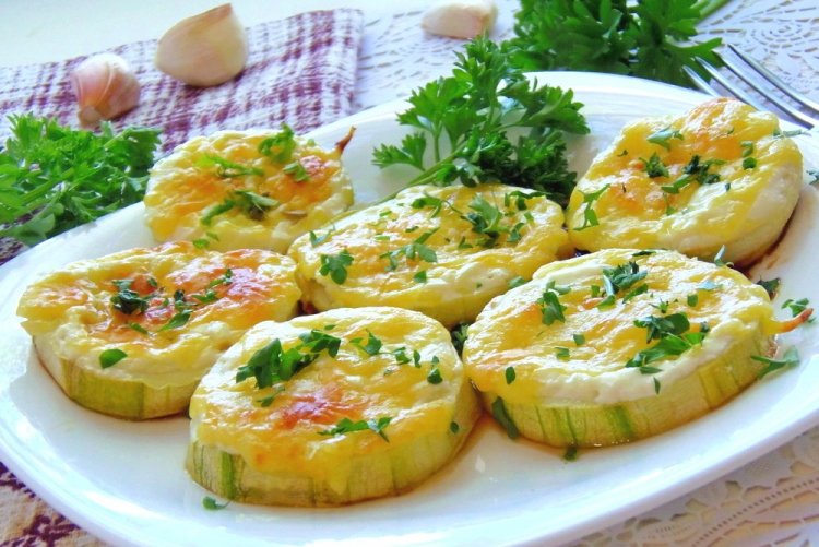Calabacines con crema agria bajo queso al horno