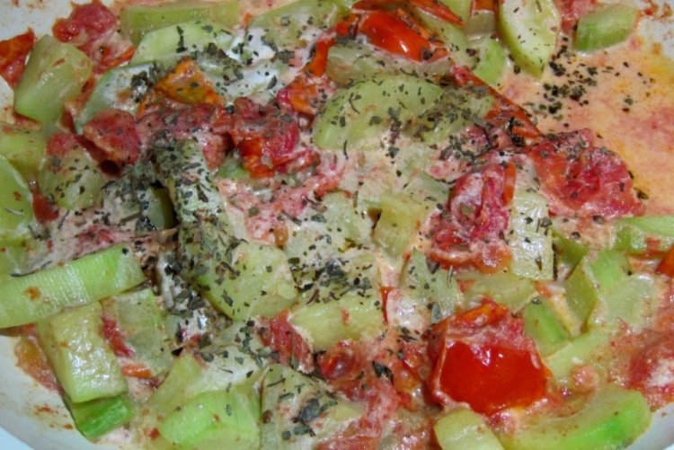 Calabacines con tomates en crema agria