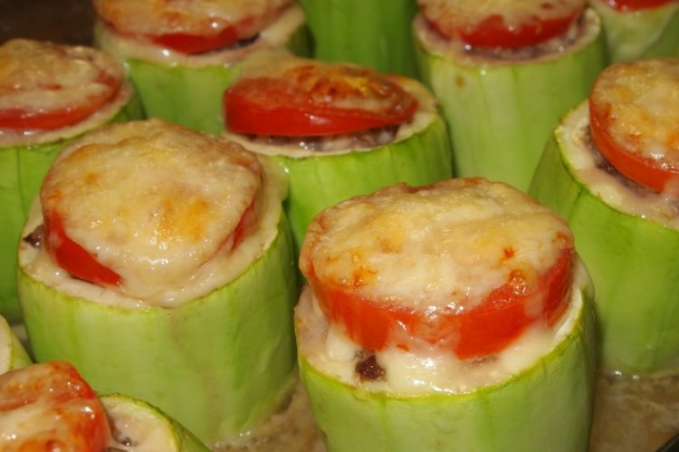 Stuffed Zucchini with Meat and Tomatoes