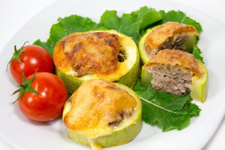 Calabacines rellenos con queso al horno