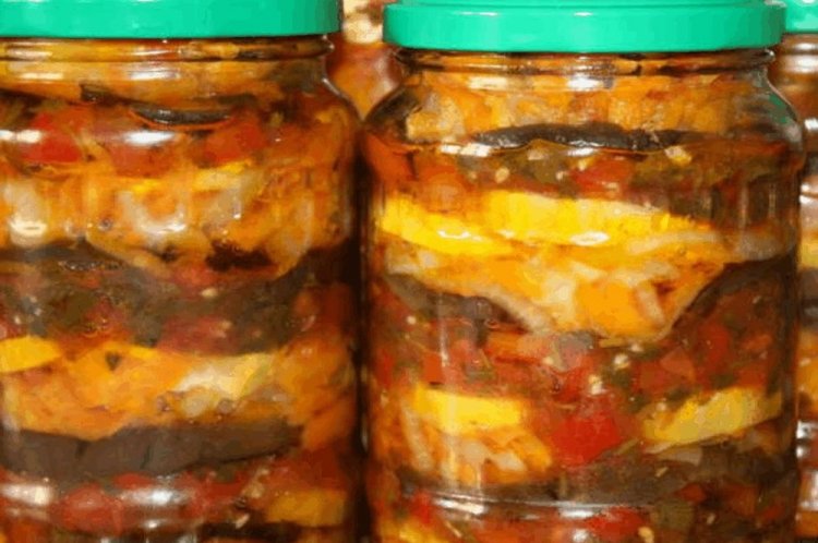 Berenjenas y calabacines en salsa de verduras para el invierno