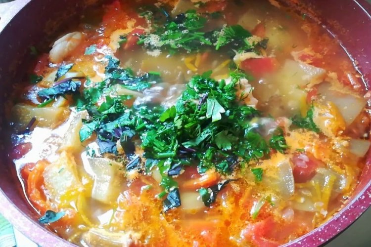 Sopa de verduras con calabacín y berenjena