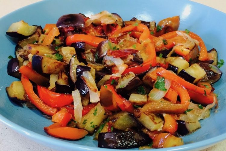 Ensalada de calabacín y berenjena con cebolla encurtida
