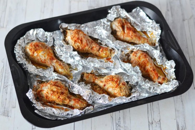 Muslos de pollo en papel de aluminio en freidora de aire
