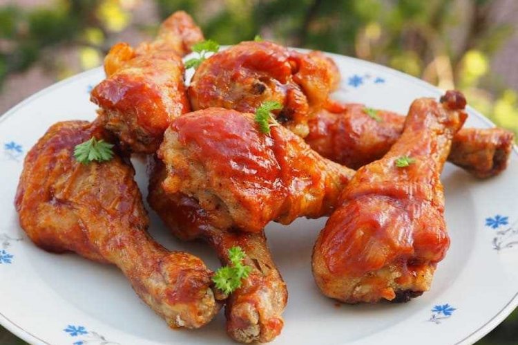 Muslos de pollo con tomate en freidora de aire