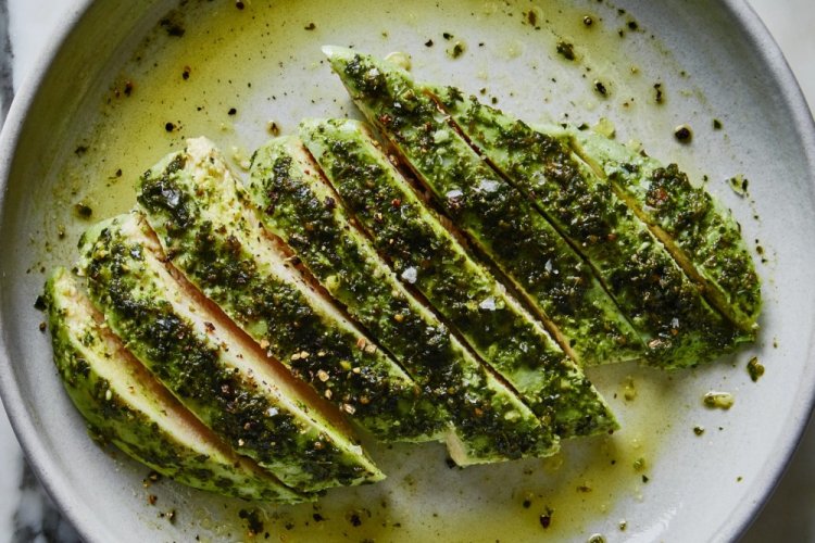 Pechuga de pollo con salsa pesto en freidora de aire