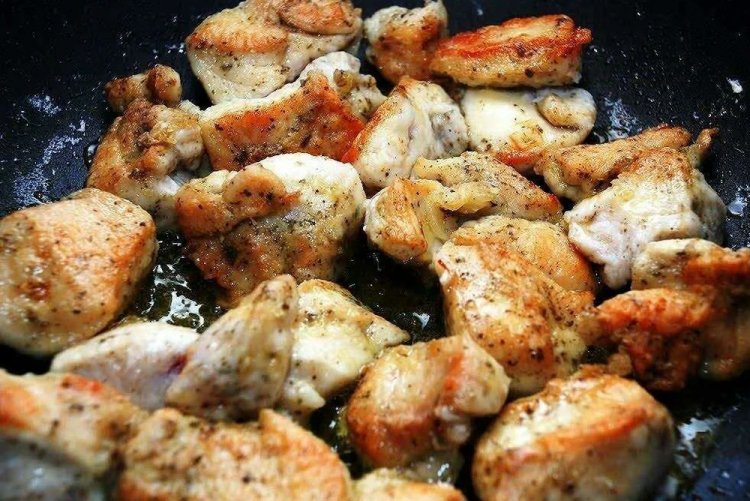 Pechuga de pollo con cebolla en freidora de aire