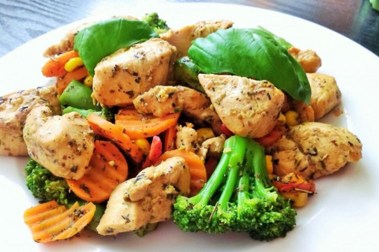 Pechuga de pollo con verduras en freidora de aire