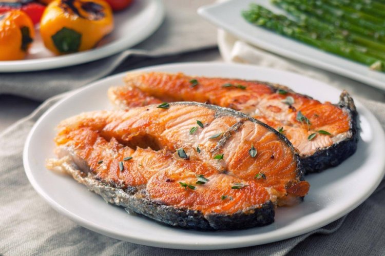 Filetes de salmón rosado en freidora de aire