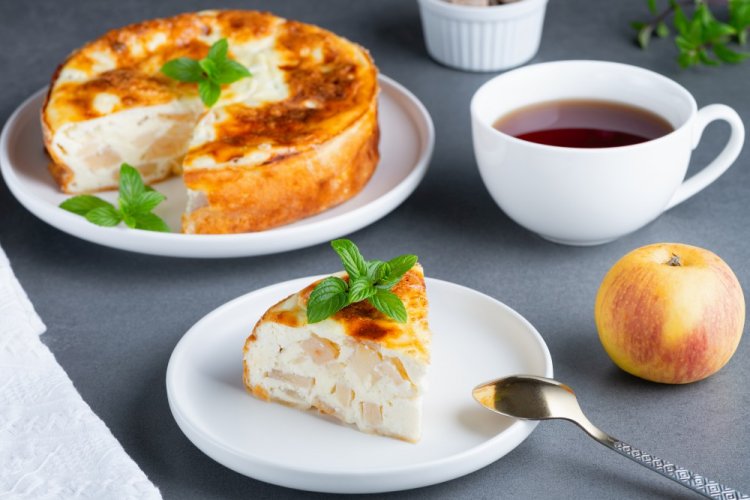 Cazuela de requesón con manzanas en freidora de aire