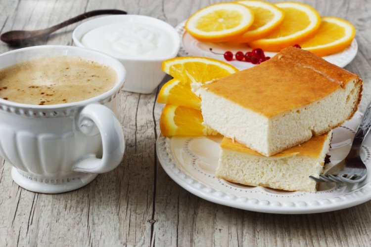 Cazuela con queso crema en freidora de aire