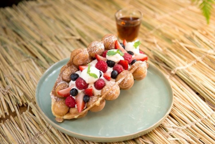 Hong Kong Waffles with Filling in the Bubbles