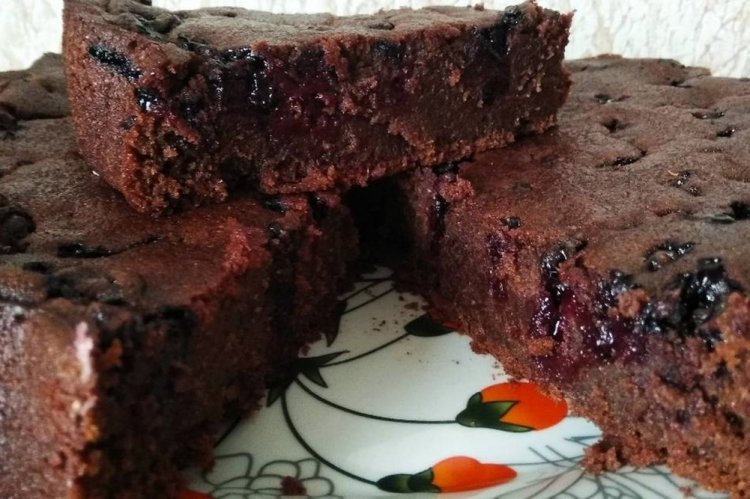 Pastel de chocolate con jostaberry