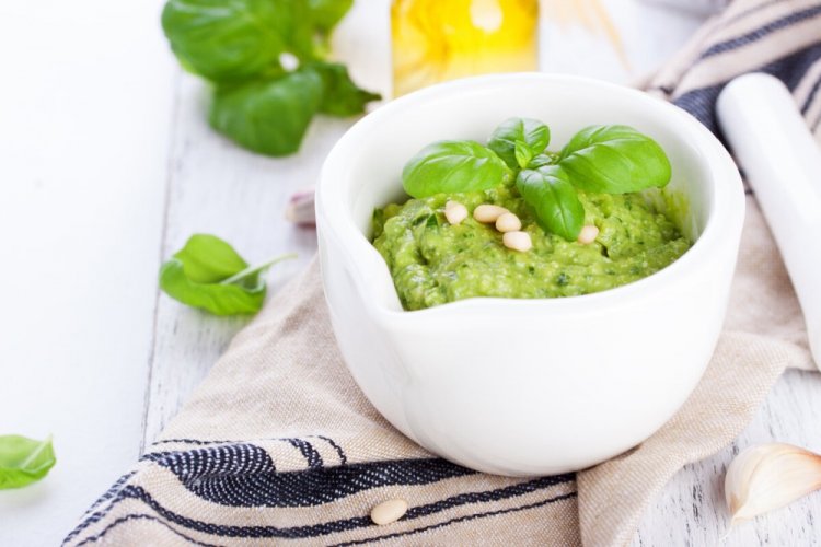 Salsa de aguacate y albahaca