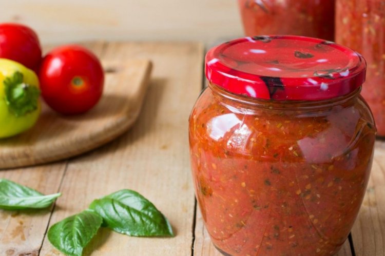Salsa de verduras con albahaca para el invierno