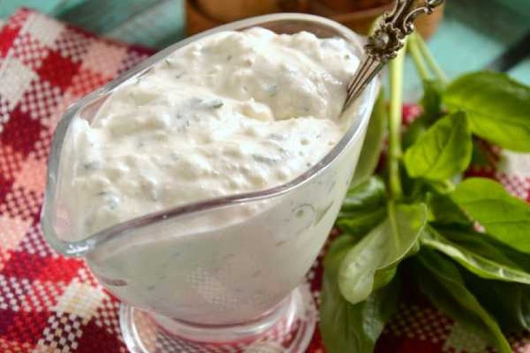 Salsa de crema agria con albahaca y queso feta